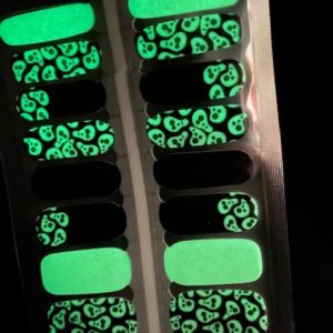 scream glow in the dark nail wrap